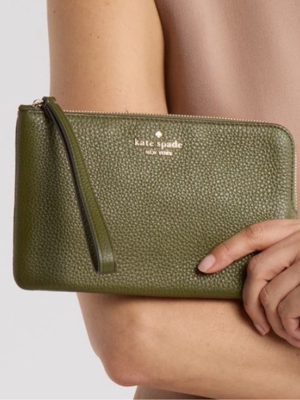 EUC! Kate Spade - Enchanted Green pebbled leather L-Zip Wristlet/Clutch$138!